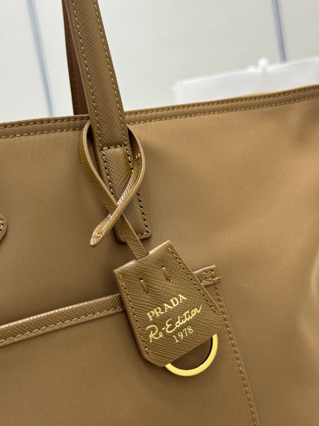 プラダ「Prada」リジェネレーテッドナイロントートバッグ