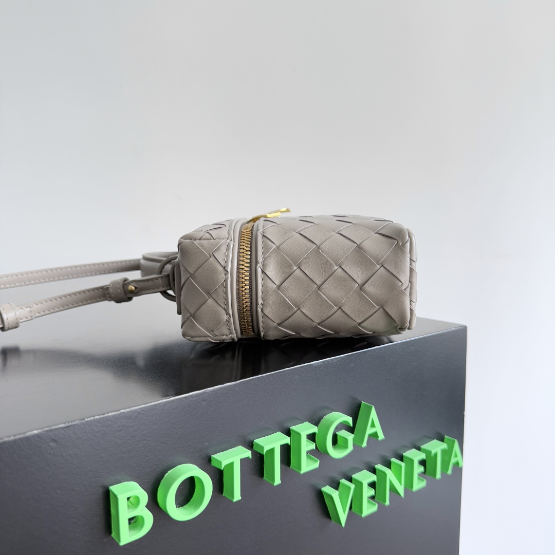 ボッテガ・ヴェネタ「Bottega Veneta」スエード イントレチャート ジップポーチ