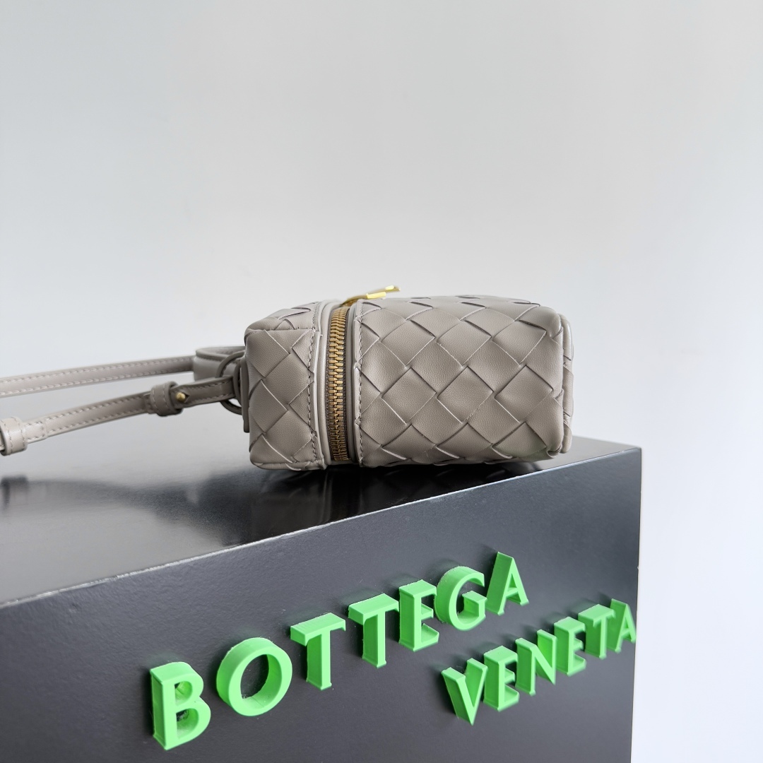 ボッテガ・ヴェネタ「Bottega Veneta」スエード イントレチャート ジップポーチ