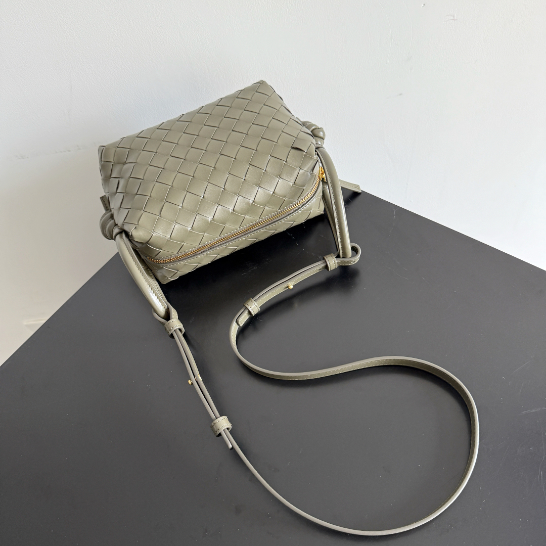 ボッテガ・ヴェネタ「Bottega Veneta」Loop ミニバッグ