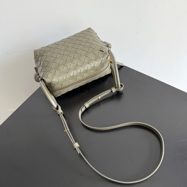 ボッテガ・ヴェネタ「Bottega Veneta」Loop ミニバッグ