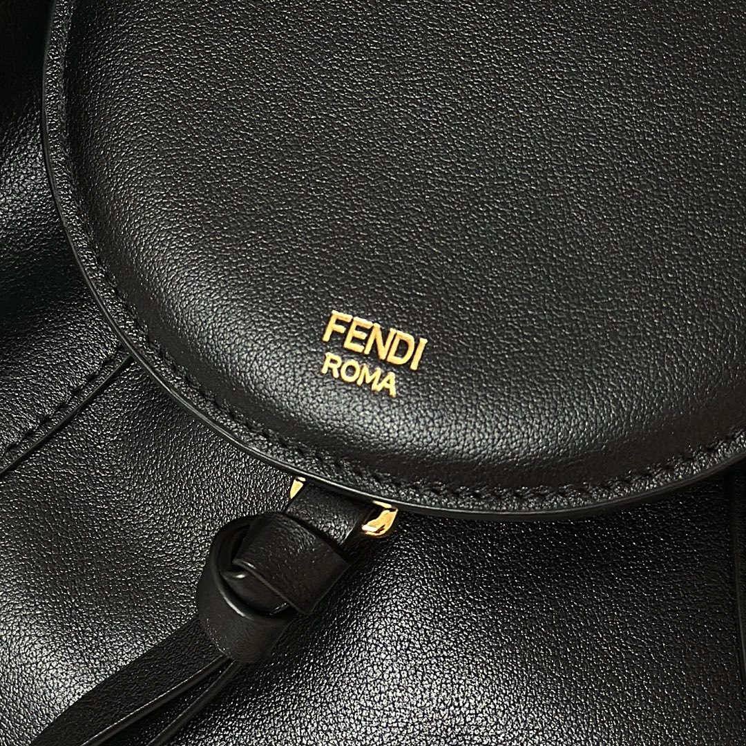 フェンディ「Fendi」ノットハンドル ショルダーバッグ