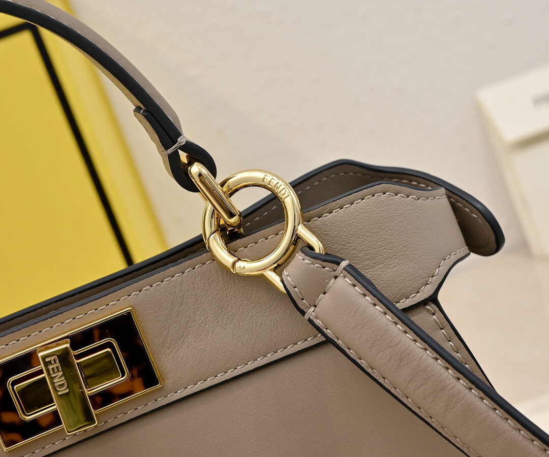 フェンディ「Fendi」Peekaboo ISeeU ミディアム ショルダーバッグ