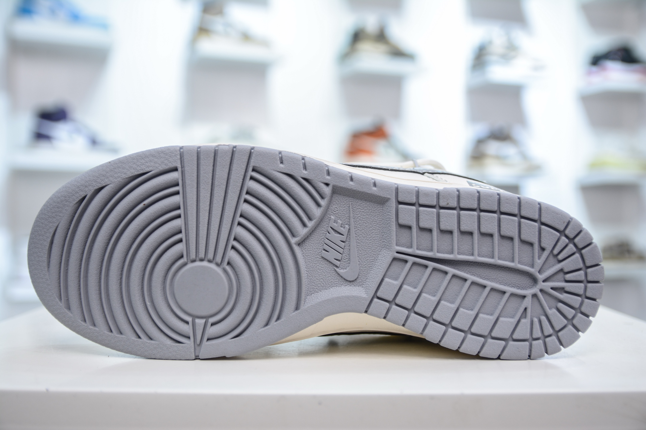 「コラボモデル」Supreme x Nike "ホワイト/グレー" スケートボードシューズ