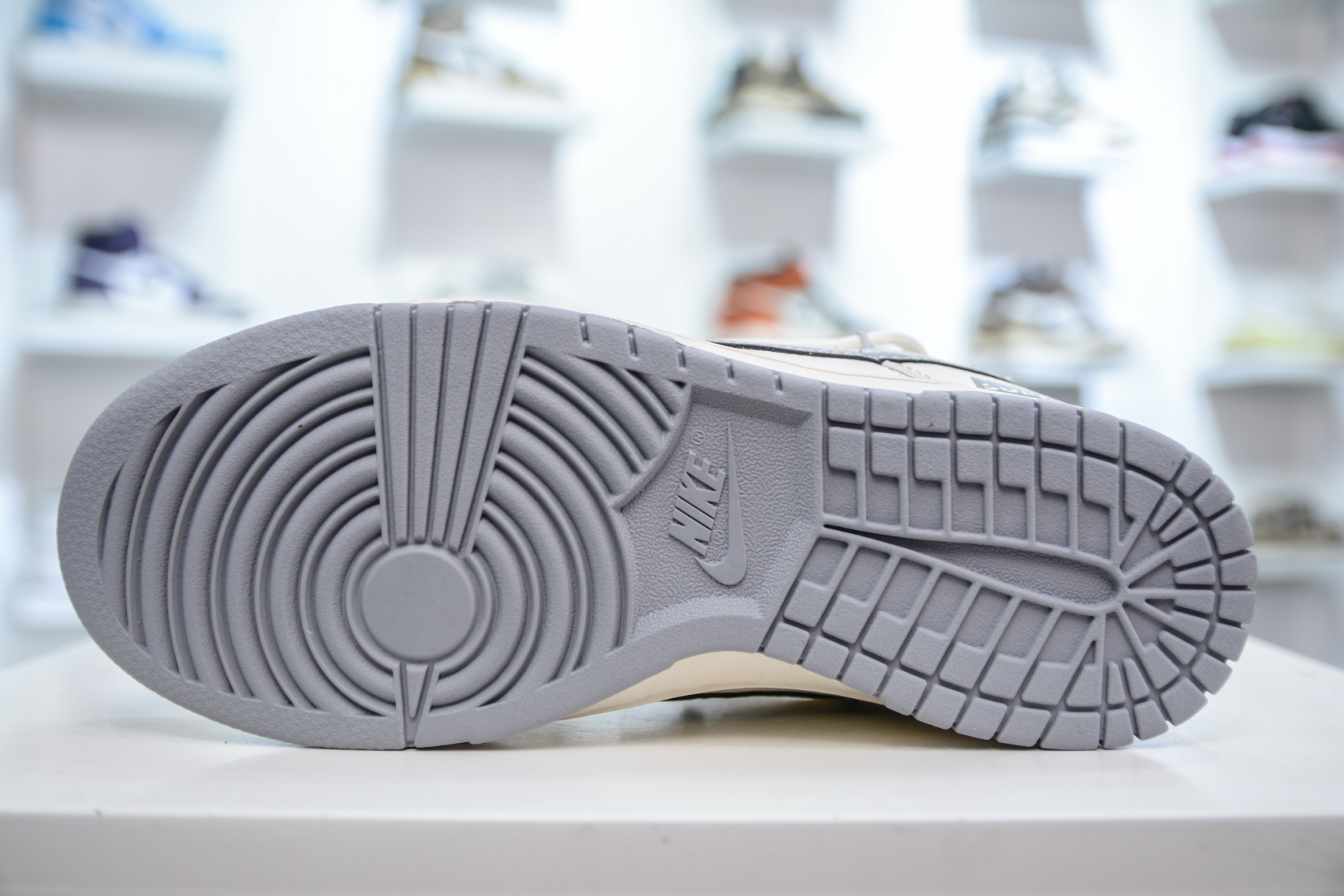 「コラボモデル」Supreme x Nike "ホワイト/グレー" スケートボードシューズ