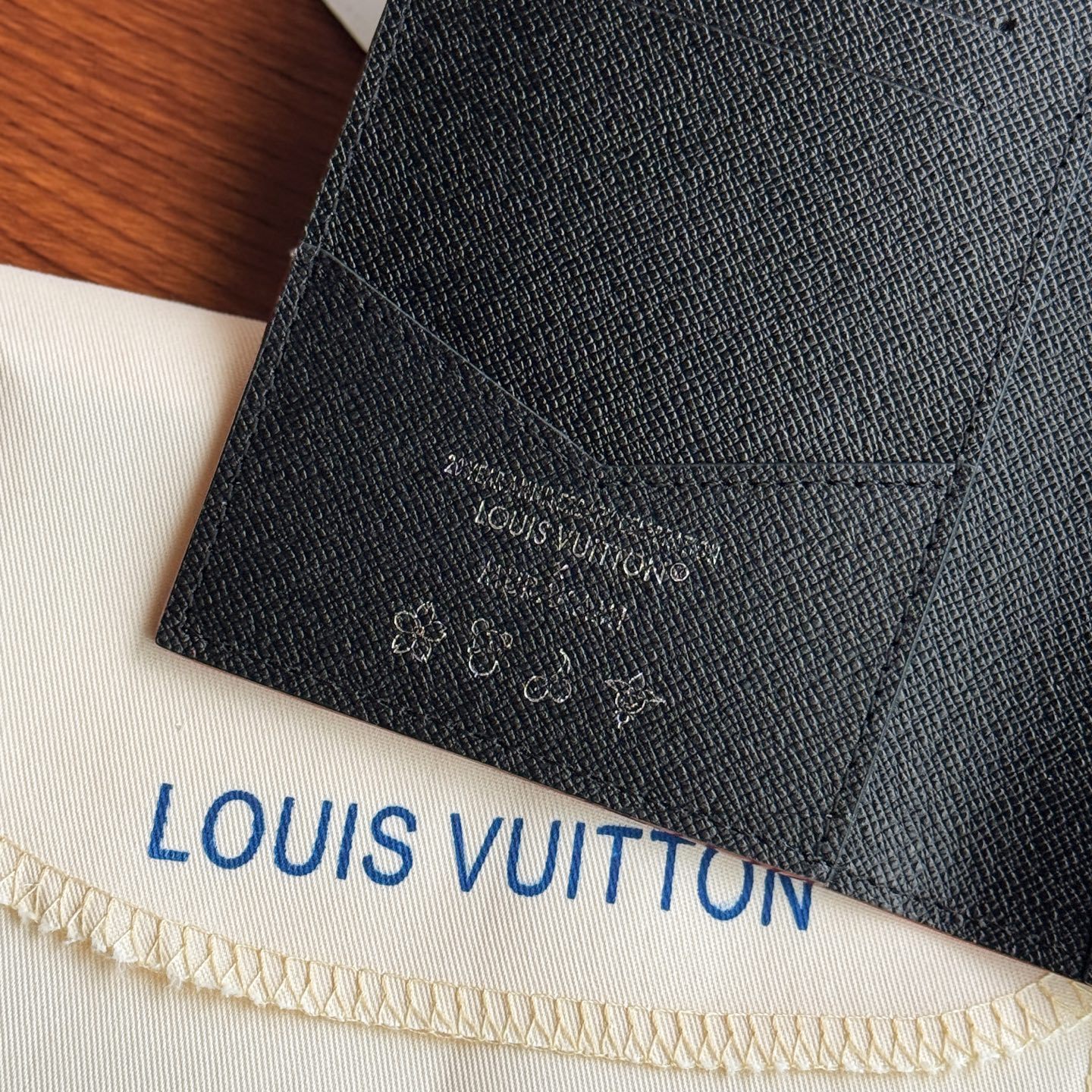 ルイ・ヴィトン「LV x TM」パスポートカバー クーヴェルテュール･パスポール