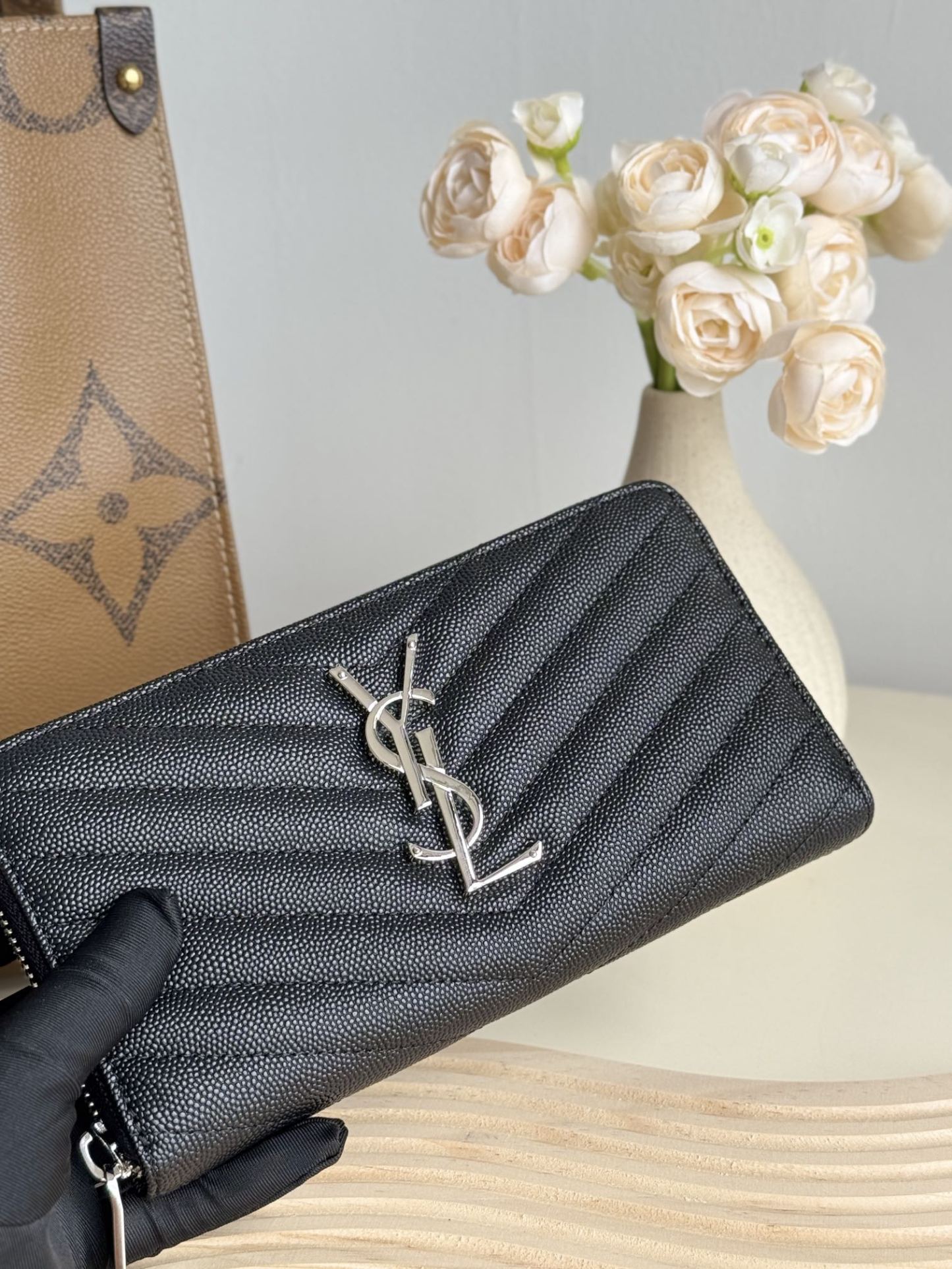 サンローラン「Saint Laurent」モノグラム・サンローラン フルジップウォレット（グレインパウダーテクスチャー キルティングレザー）