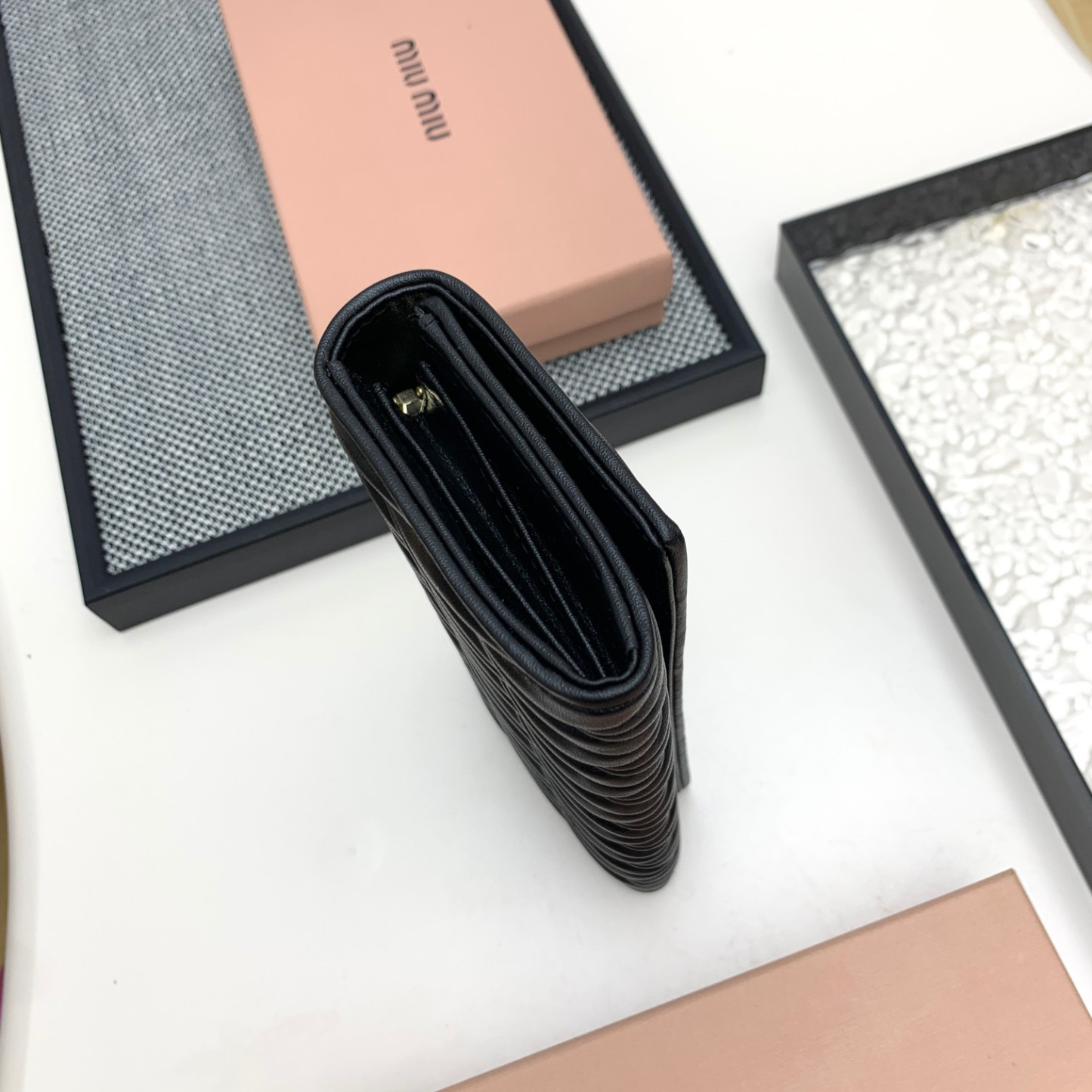 ミュウミュウ「Miu Miu」マテラッセレザー  折り長財布