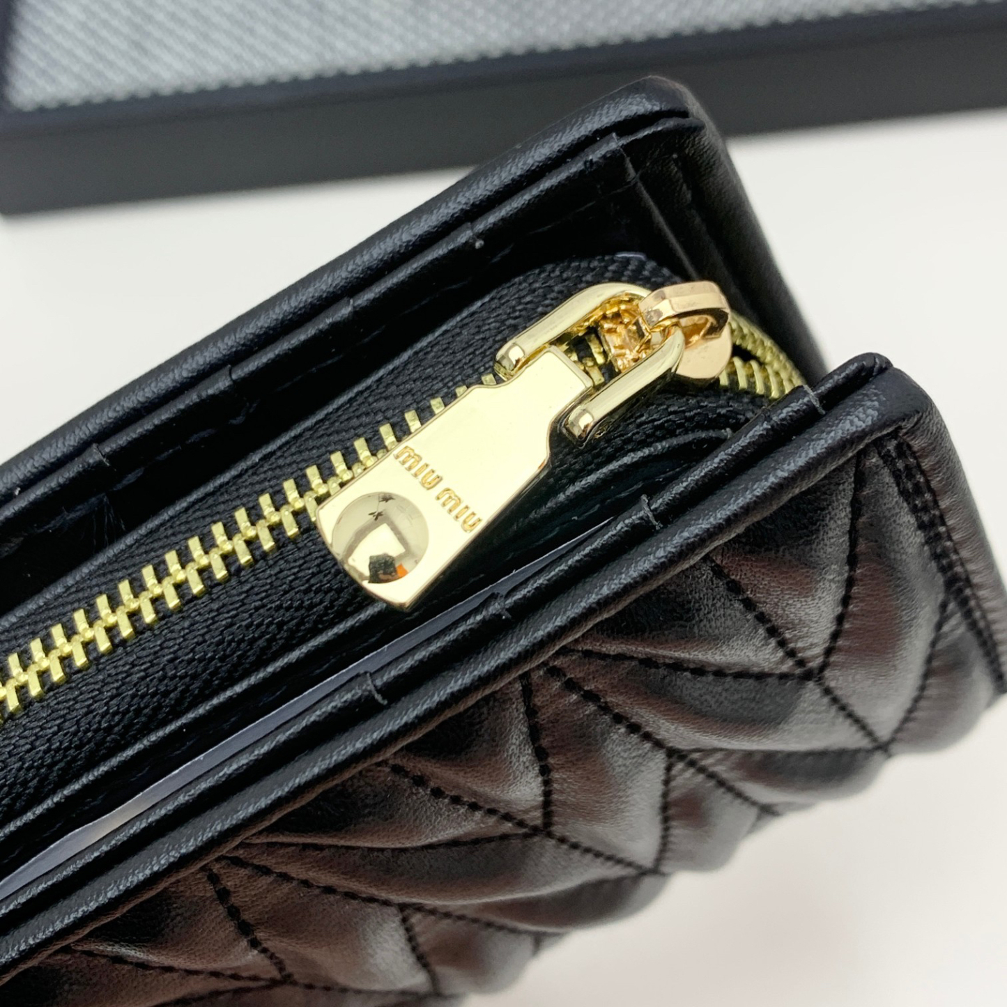 ミュウミュウ「Miu Miu」マテラッセレザー ジップアラウンド 折り財布