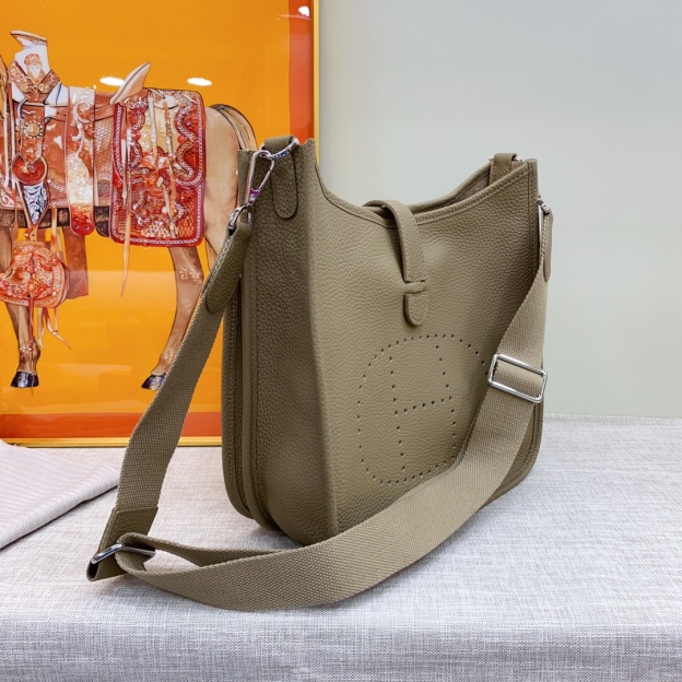 エルメス エヴリン 25/28/30 バッグ 3色「Evelyne Bag」
