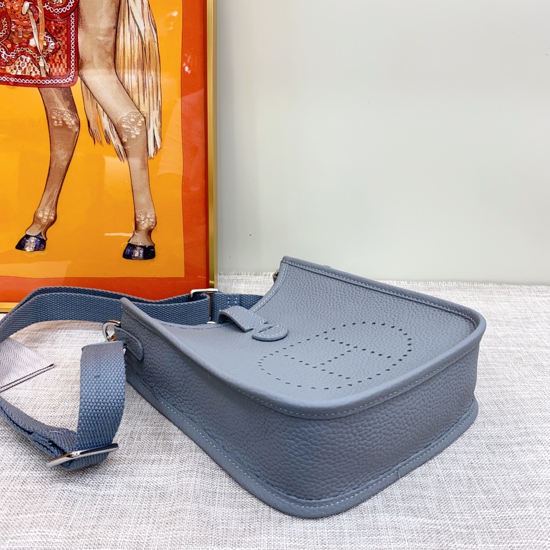 エルメス エヴリン 25/28/30 バッグ 3色「Evelyne Bag」