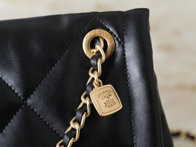 シャネル マキシ ハンドバッグ「Maxi Flap Bag」