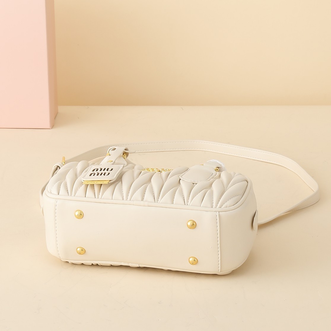 ミュウミュウ アルカディ マテラッセレザー レギュラー/ラージバッグ「Arcadie Bag」