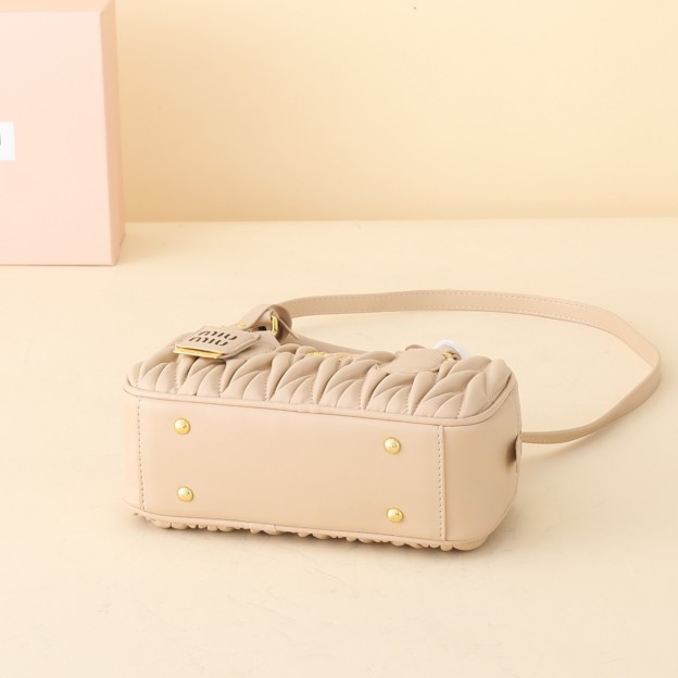 ミュウミュウ アルカディ マテラッセレザー レギュラー/ラージバッグ「Arcadie Bag」