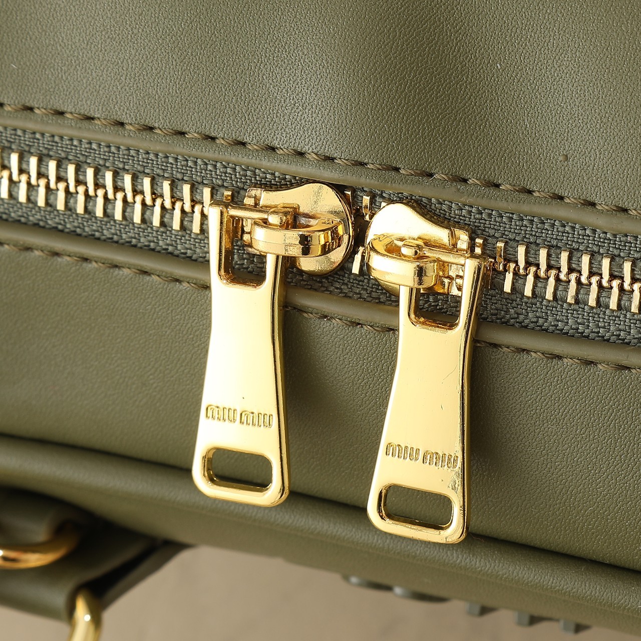 ミュウミュウ アルカディ レザー ラージバッグ「Arcadie Bag」