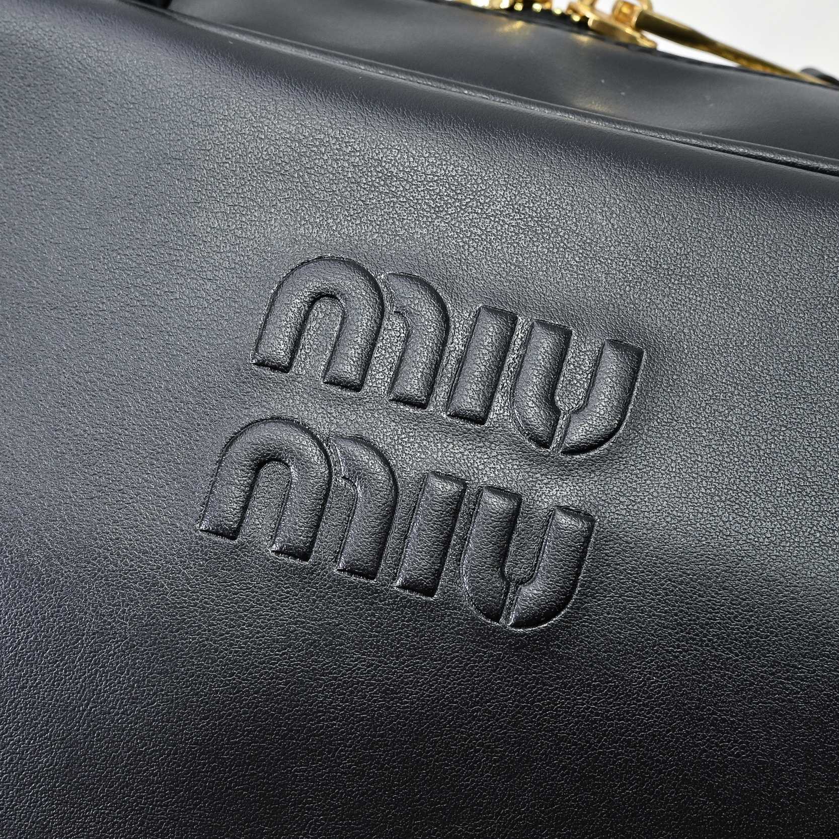 ミュウミュウ ボー レザー ミディアムバッグ「Beau Bag」