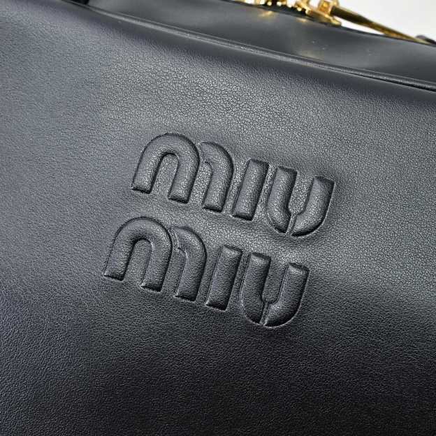 ミュウミュウ ボー レザー ミディアムバッグ「Beau Bag」