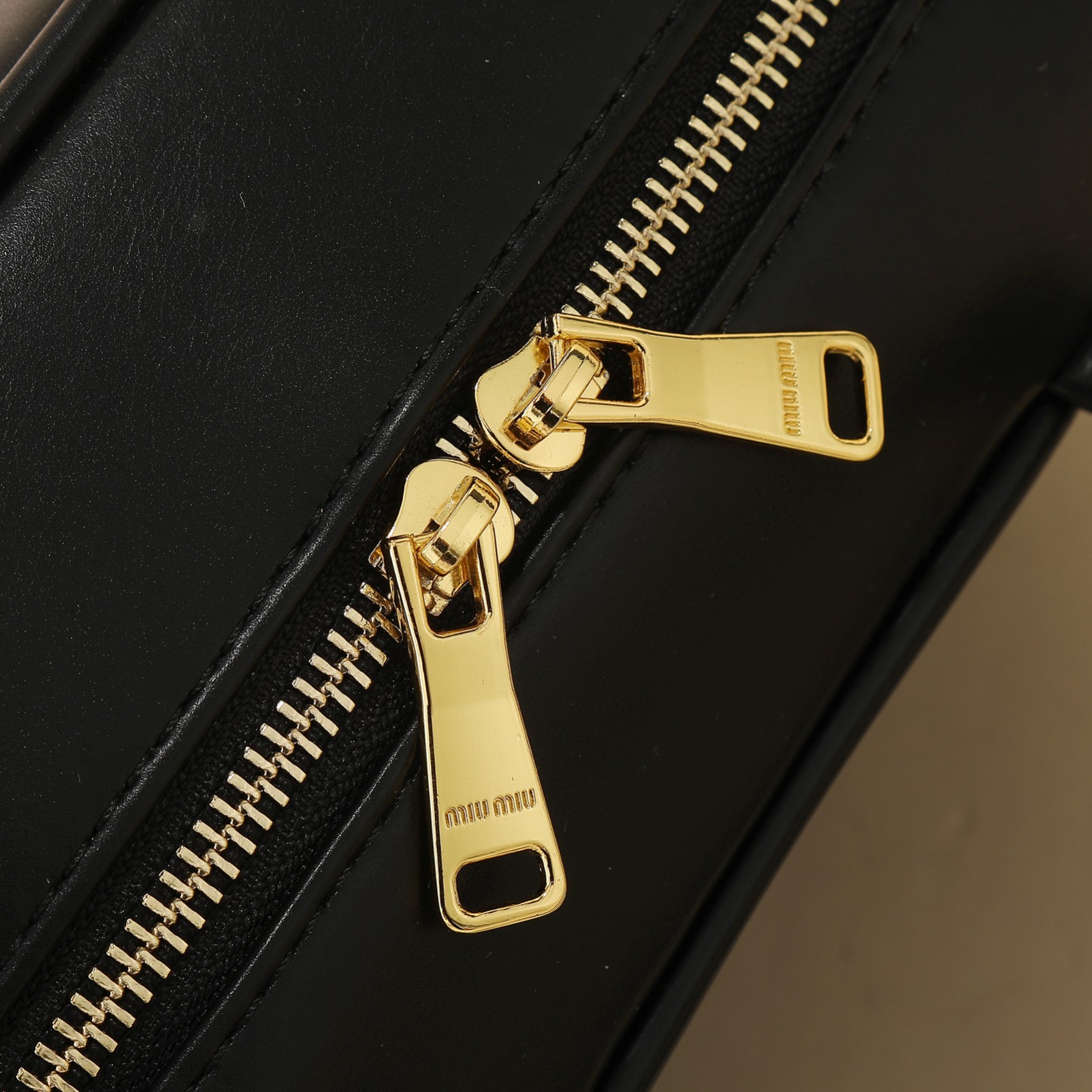 ミュウミュウ ボー レザー ラージバッグ「Beau Bag」