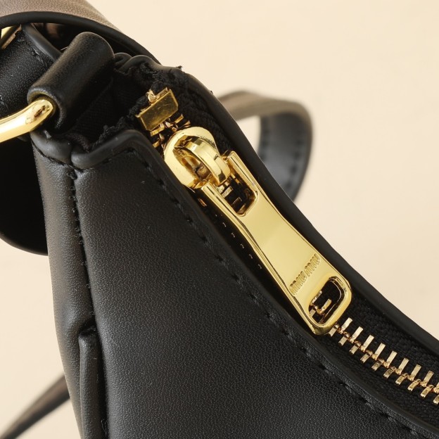 ミュウミュウ アバンチュール 三日月 レザーバッグ「Aventure Bag」