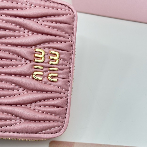 ミュウミュウ ラージ マトラッセ ナッパレザー ウォレット「Matelassé Wallet」
