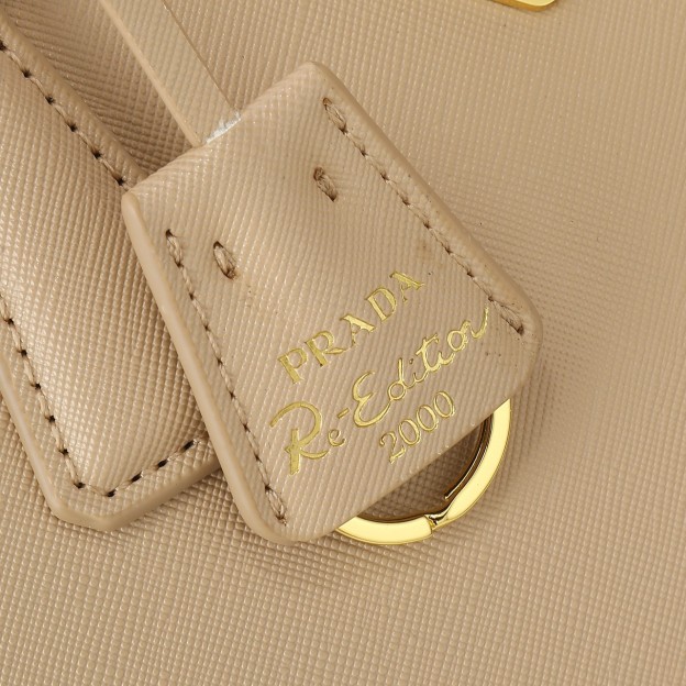 プラダ ガレリア ミディアム ソフトグレインレザー バッグ 「Galleria Bag」