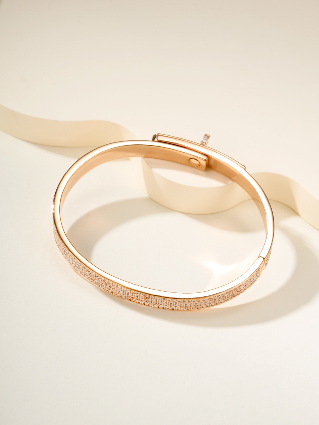 エルメス ブランドの象徴的なブレスレット