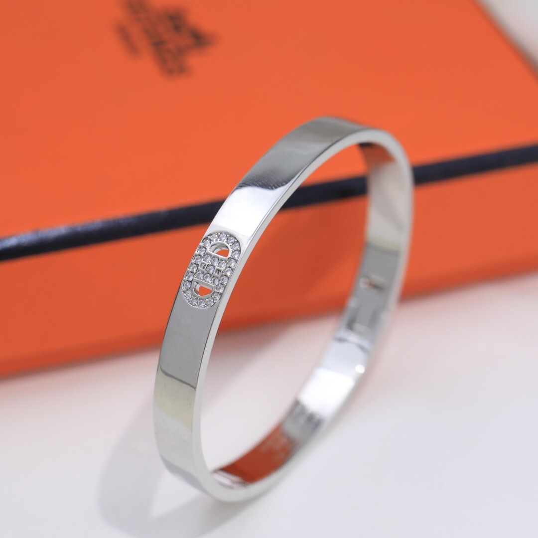 エルメス ブランドの象徴的なブレスレット