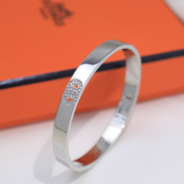 エルメス ブランドの象徴的なブレスレット