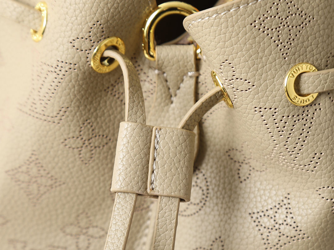 ルイ・ヴィトン ベラ･トート マヒナ子牛革「Bella Tote」