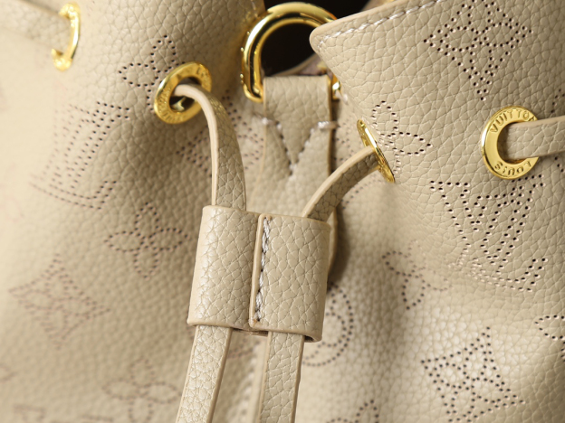 ルイ・ヴィトン ベラ･トート マヒナ子牛革「Bella Tote」