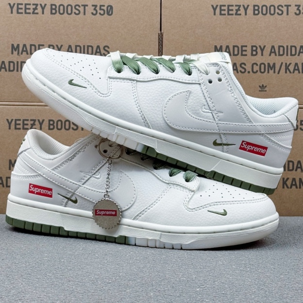 「コラボモデル」Supreme x Nike SB Dunk Low スニーカー