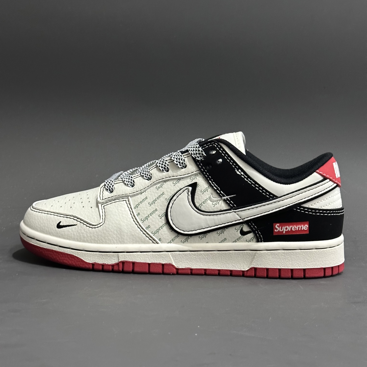 「コラボモデル」Supreme x Nike SB Dunk Low スニーカー