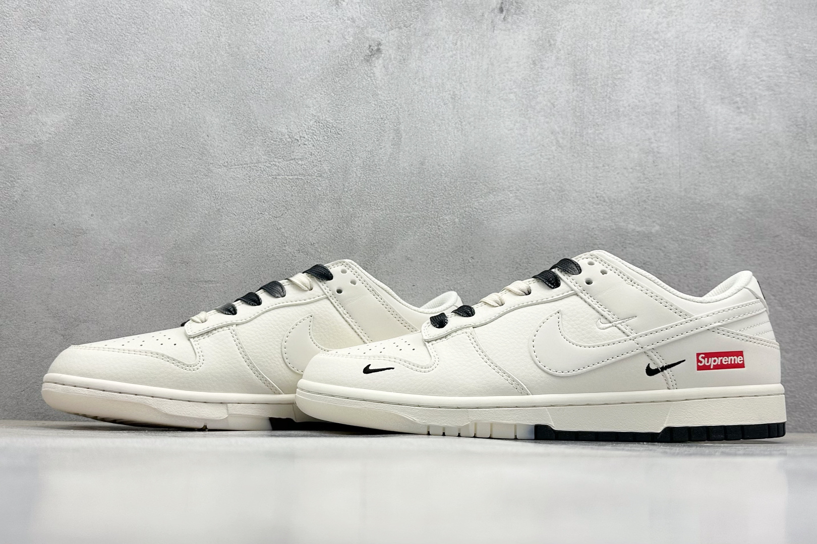 「コラボモデル」Supreme x Nike SB Dunk Low スニーカー