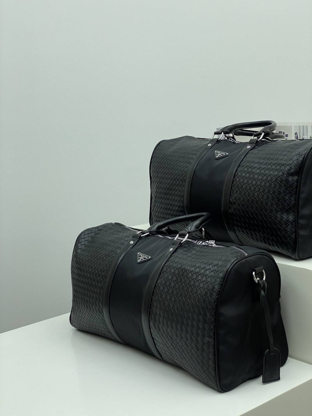 プラダ「Prada」トライアングルトラベルバッグ ショルダートート