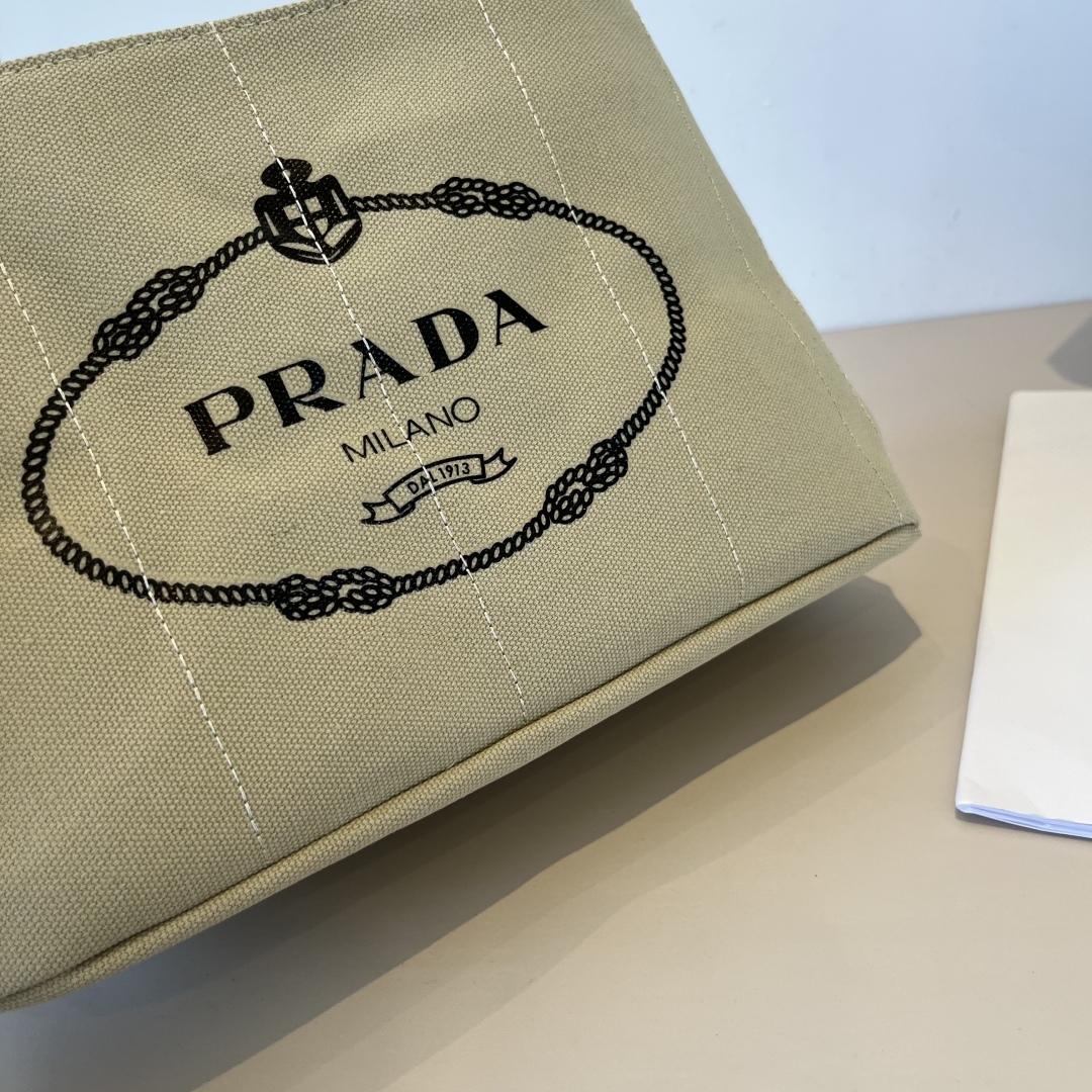 プラダ「Prada」サマーエッセンシャル キャンバス トートバッグ