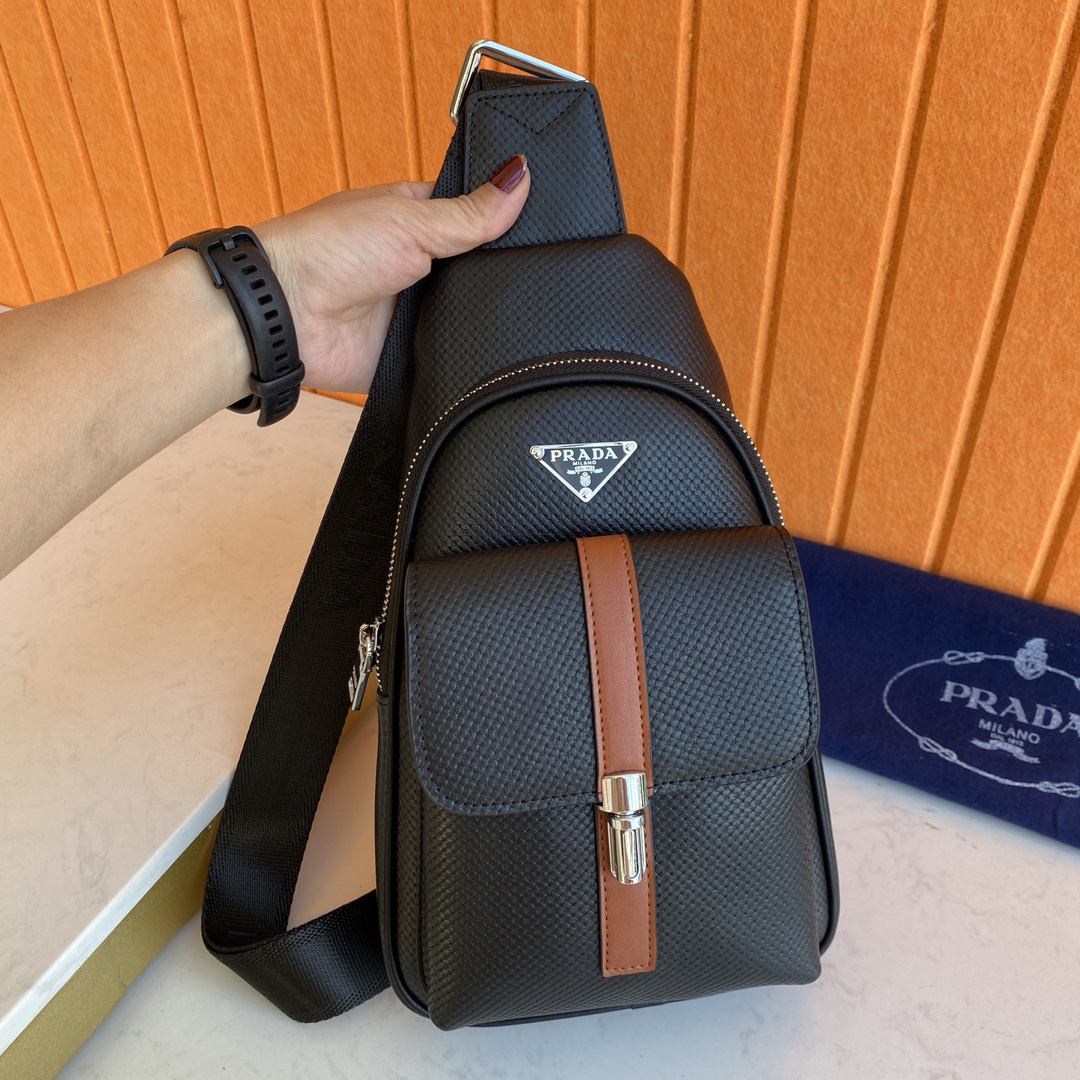 プラダ「Prada」エッセンシャル メンズ チェストバッグ