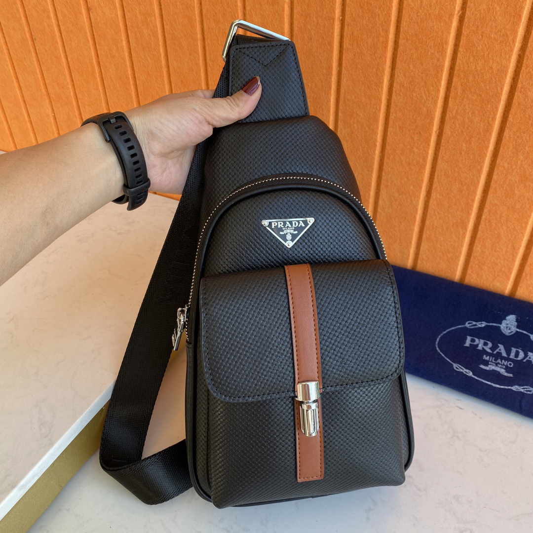 プラダ「Prada」エッセンシャル メンズ チェストバッグ