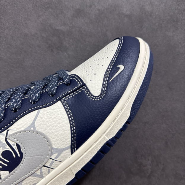 「コラボモデル」Supreme x Nike SB Dunk Low スニーカー