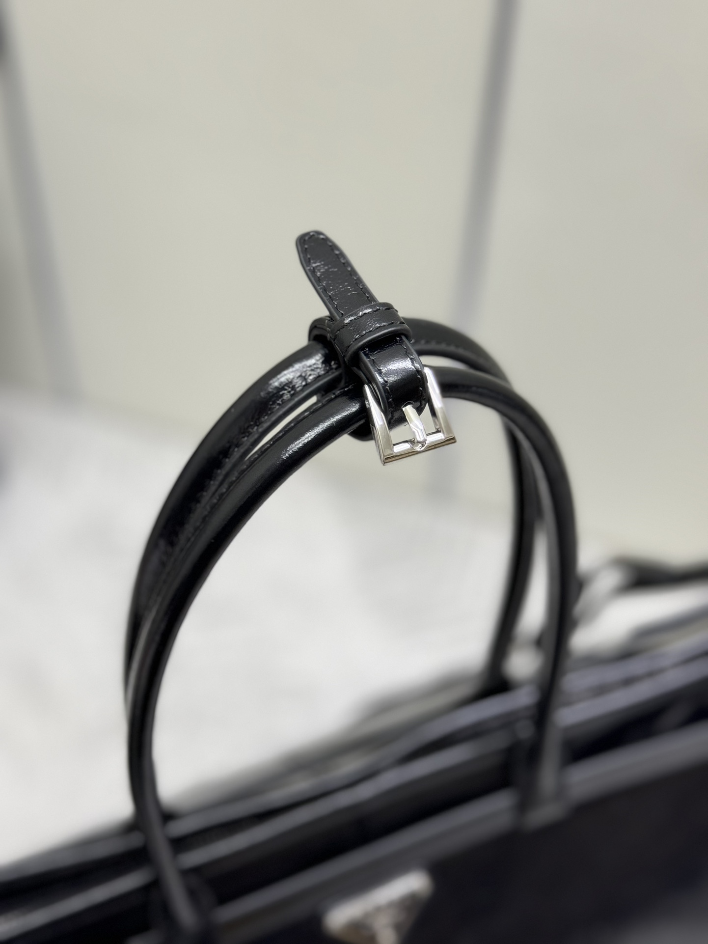 プラダ「Prada」レザートートバッグ
