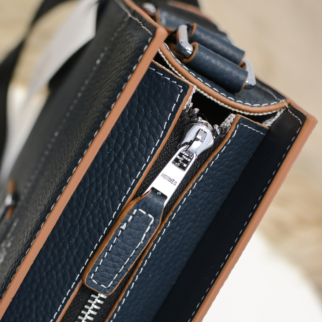 エルメス メンズ Tプレート 縦型クロスボディバッグ「T Buckle Bag」