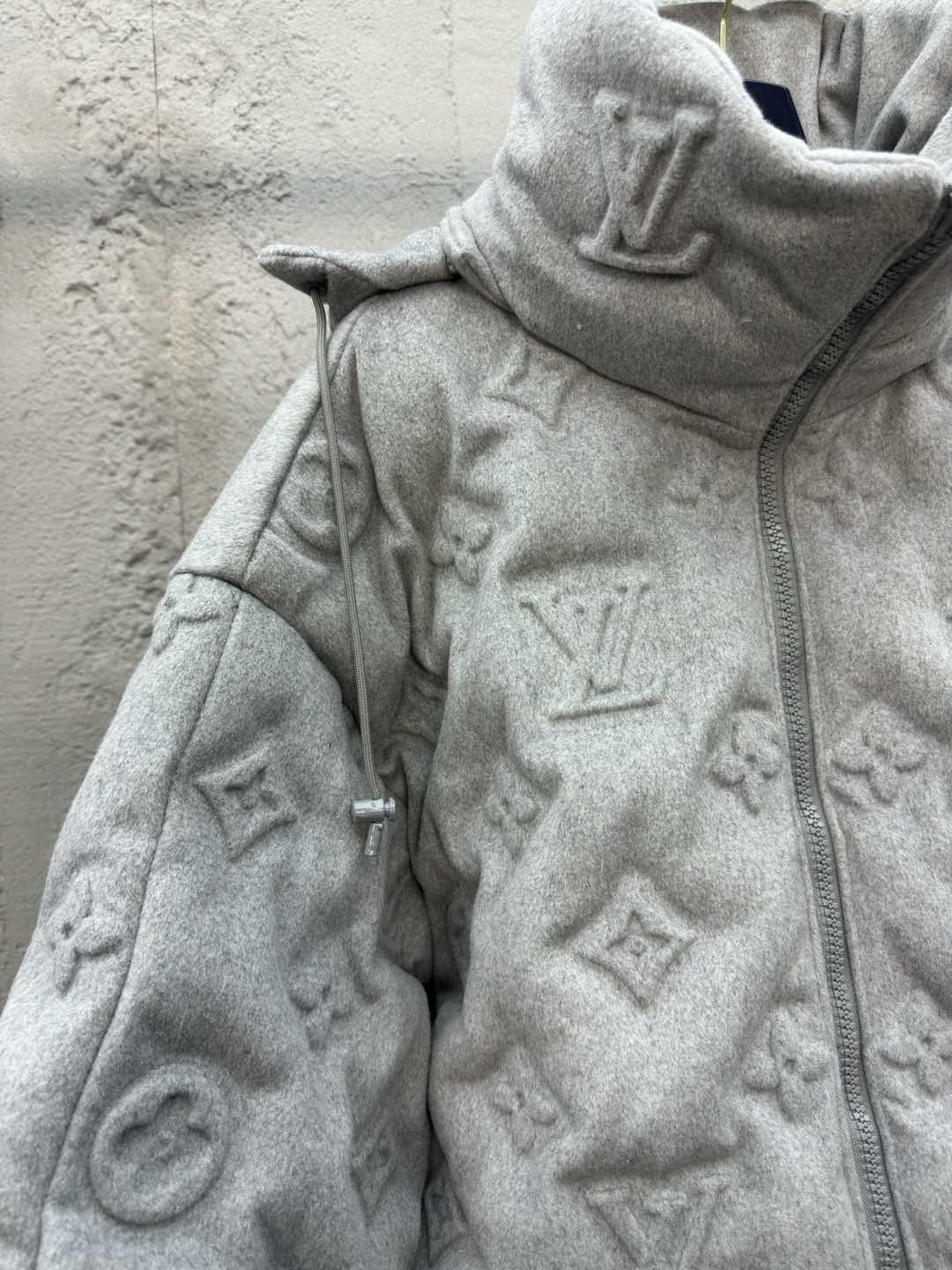 ルイ・ヴィトン「Louis Vuitton」MONOGRAM 浮き彫りエンボス加工ダウンジャケット