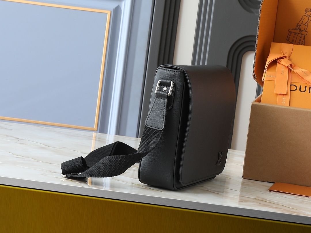 ルイ・ヴィトン「Louis Vuitton」ディストリクト スモールメッセンジャーバッグ