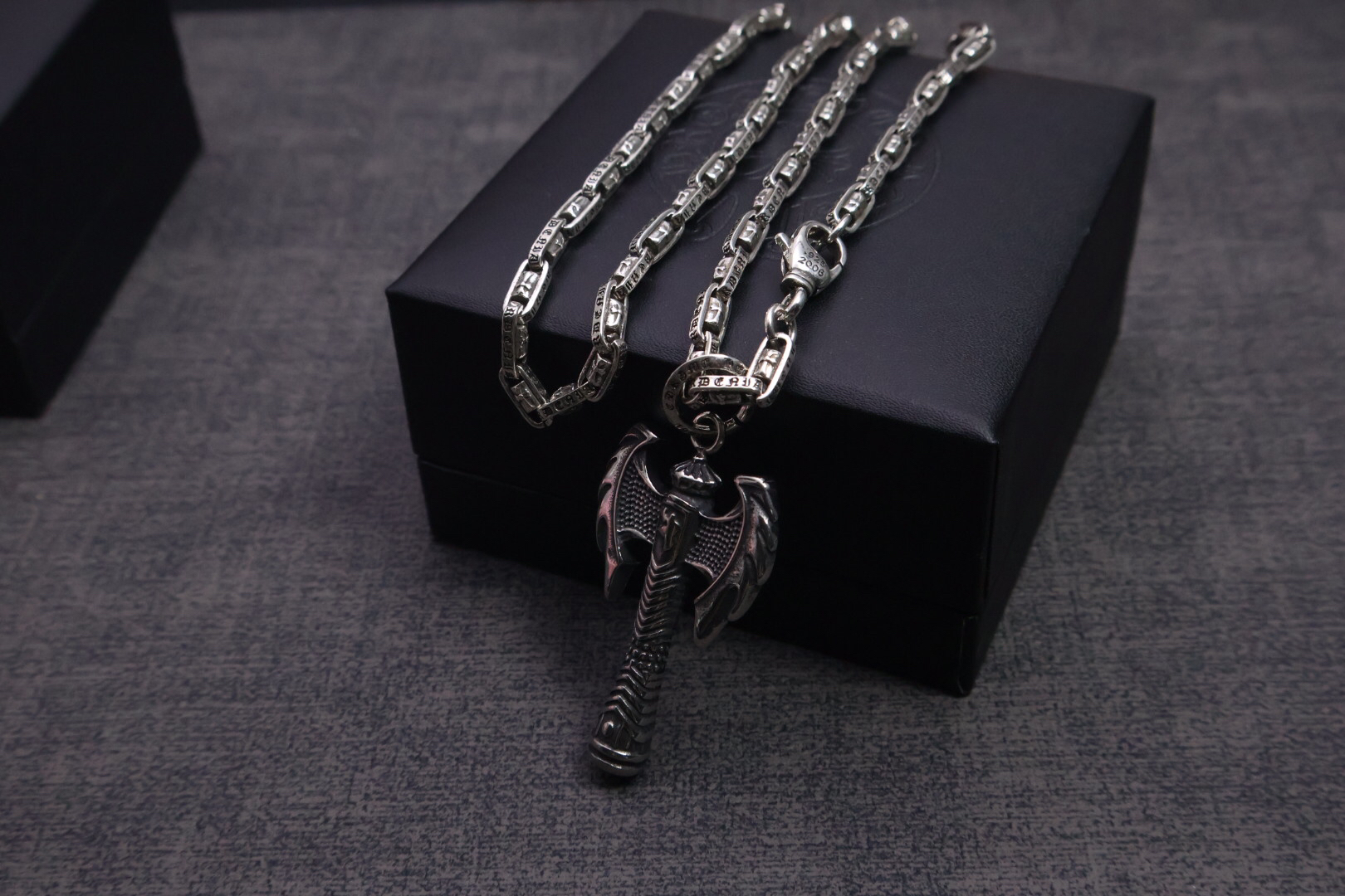 クロムハーツ「Chrome Hearts」のクラシックネックレス - 日常に上品なアクセントを添えるユニセックスモデル