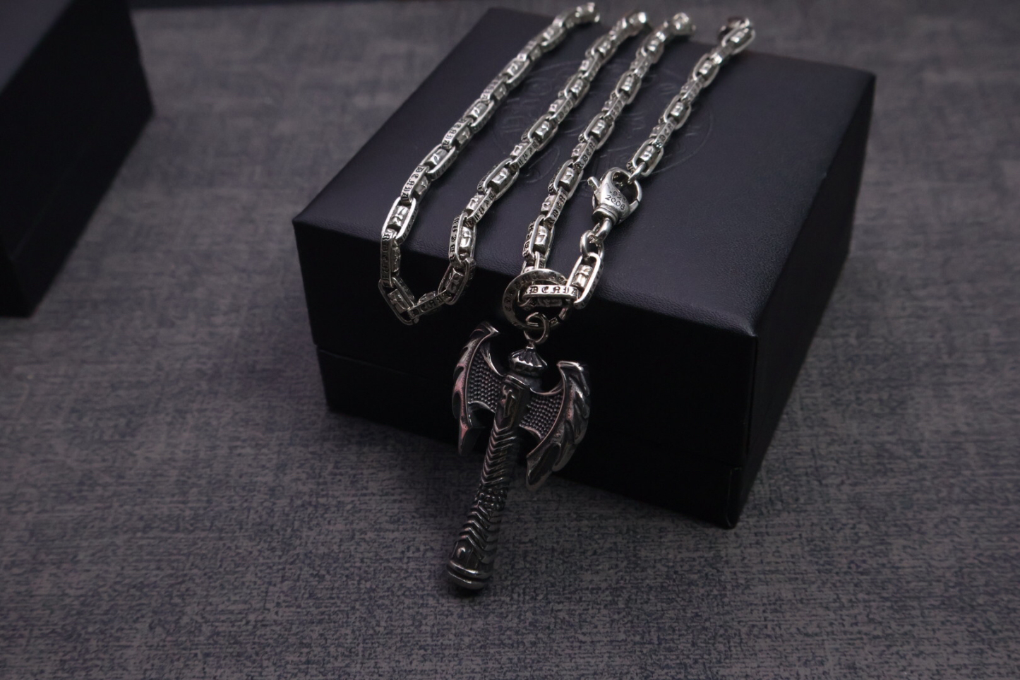 クロムハーツ「Chrome Hearts」のクラシックネックレス - 日常に上品なアクセントを添えるユニセックスモデル