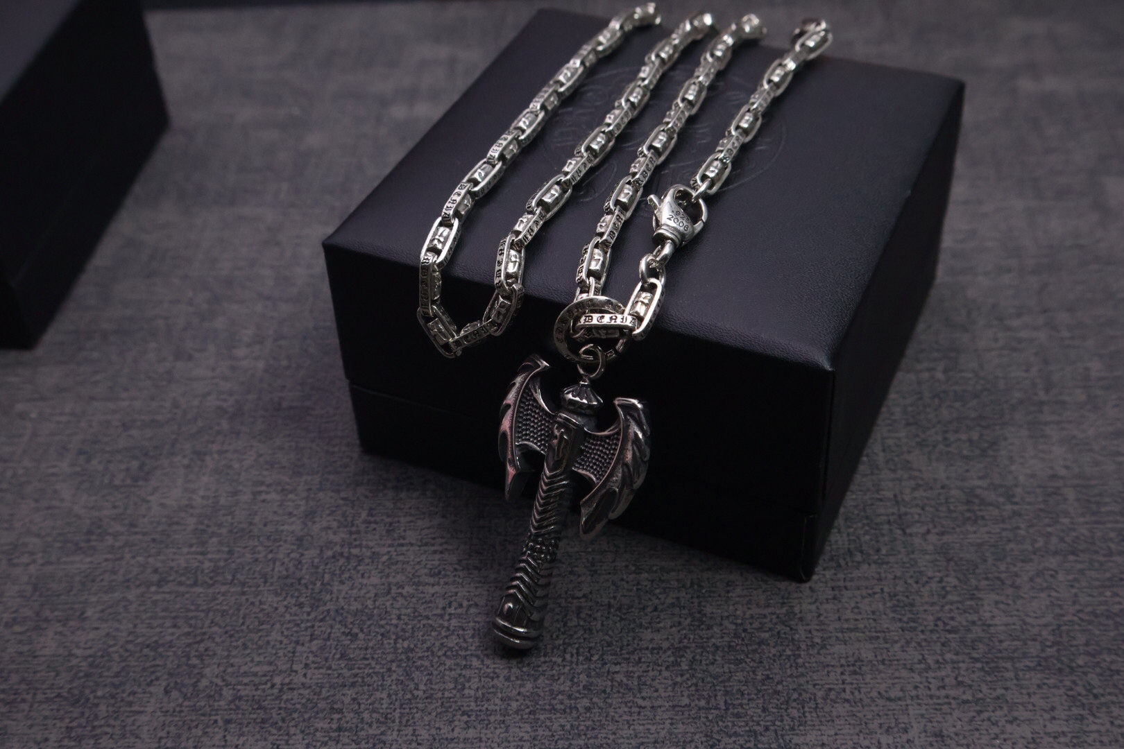 クロムハーツ「Chrome Hearts」のクラシックネックレス - 日常に上品なアクセントを添えるユニセックスモデル