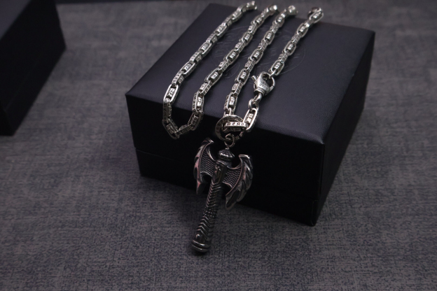 クロムハーツ「Chrome Hearts」のクラシックネックレス - 日常に上品なアクセントを添えるユニセックスモデル