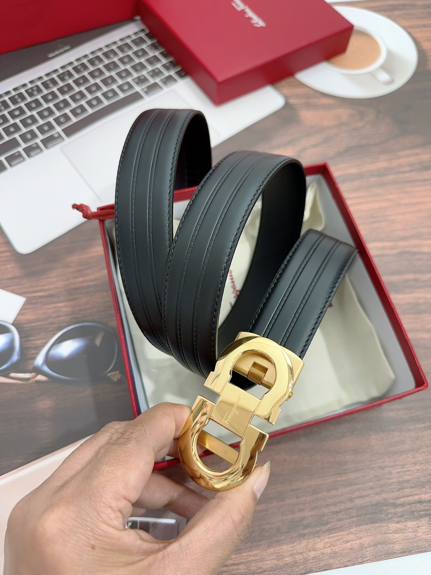 【新規倉庫入り】Salvatore Ferragamo 職人仕上げ高級ベルト「全長約 100cm」