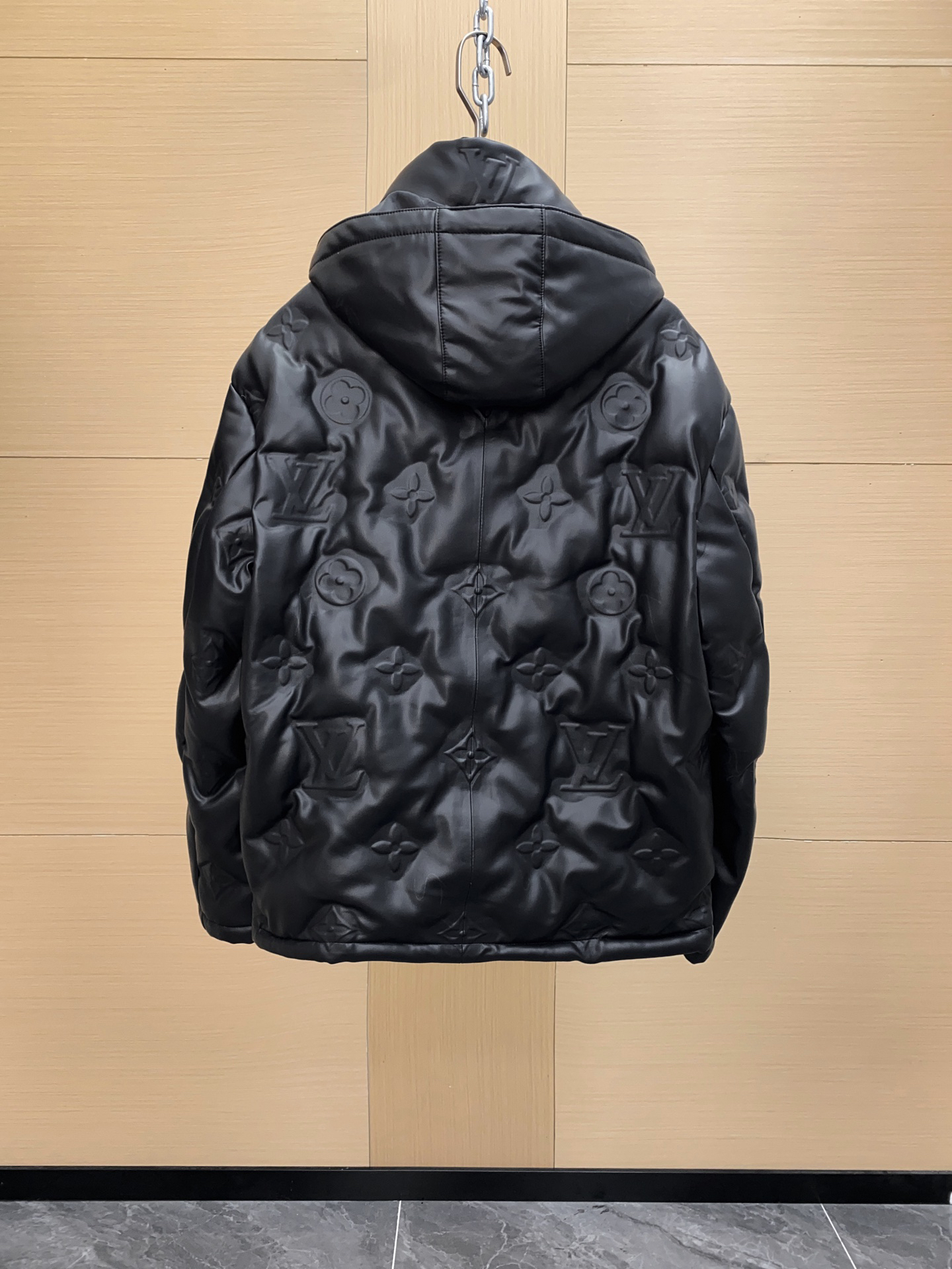 ルイ・ヴィトン「Louis Vuitton」秋冬新作 浮き彫りエンボス加工フード付きレザージャケット