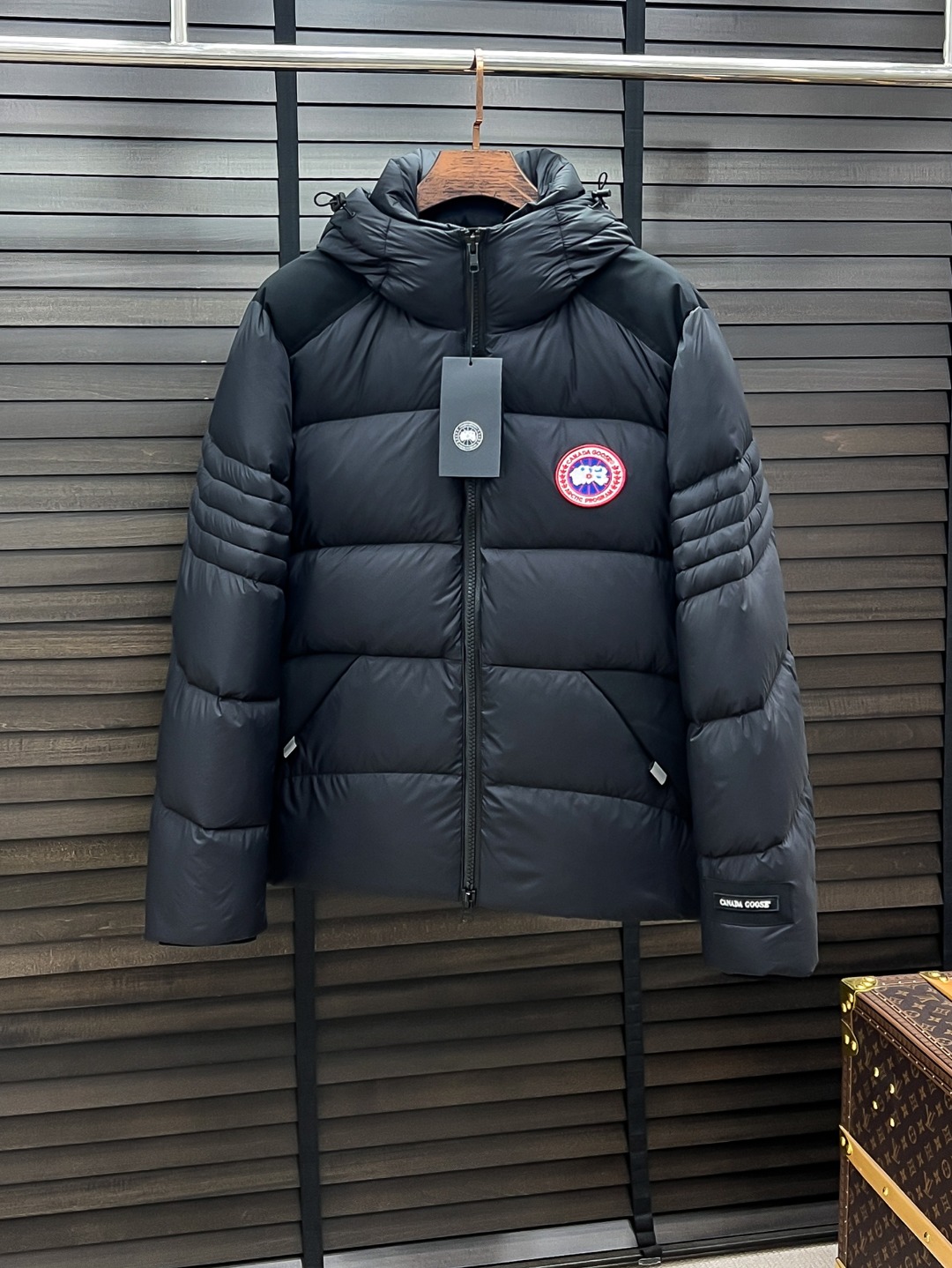 カナダグース 新作メンズおしゃれダウンジャケット、ハイテク防水加工でかさばらず、超クールなデザイン