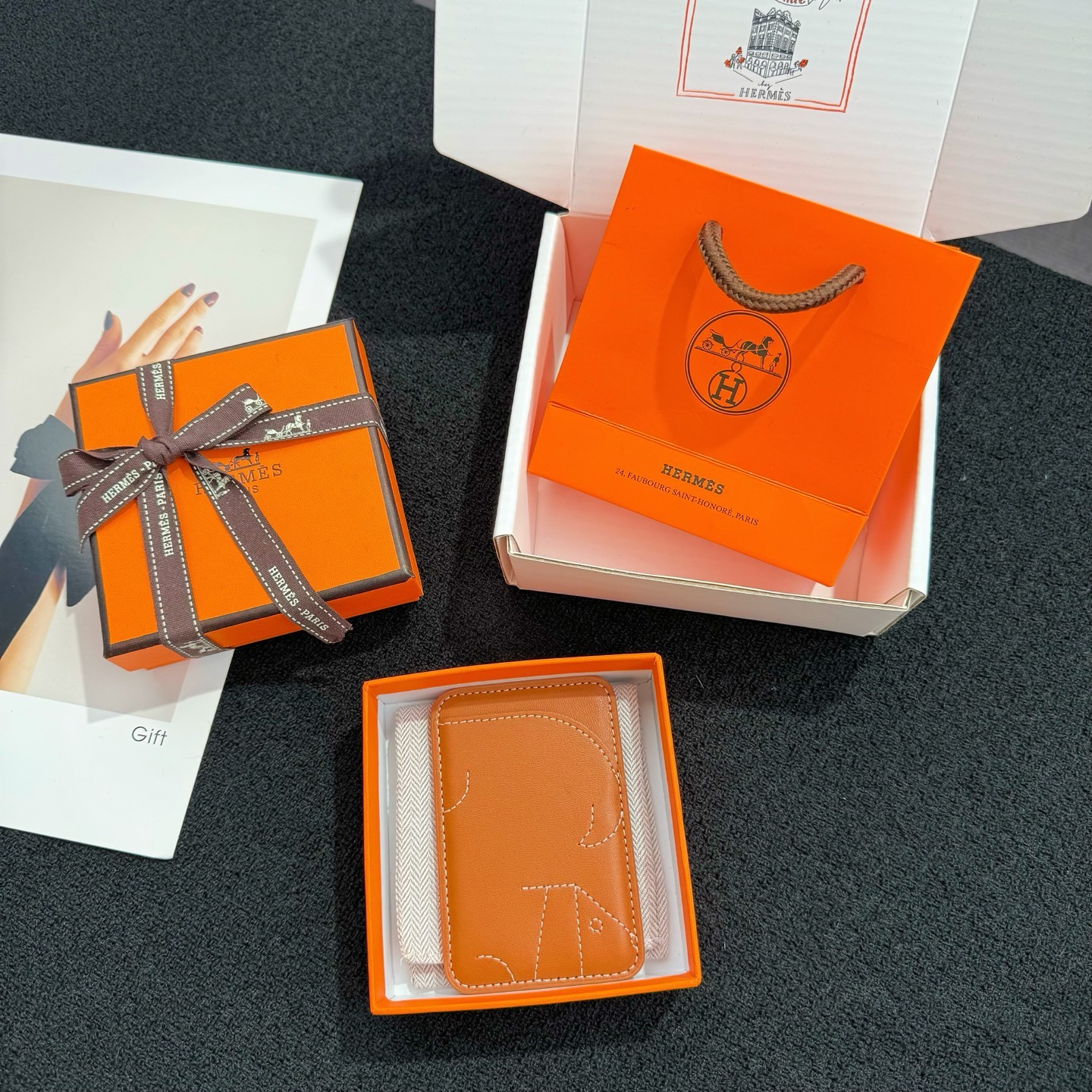 【限定新入荷】エルメス Cheval MagSafe 本革カードケース「12 シリーズ以降全 iPhone 対応」